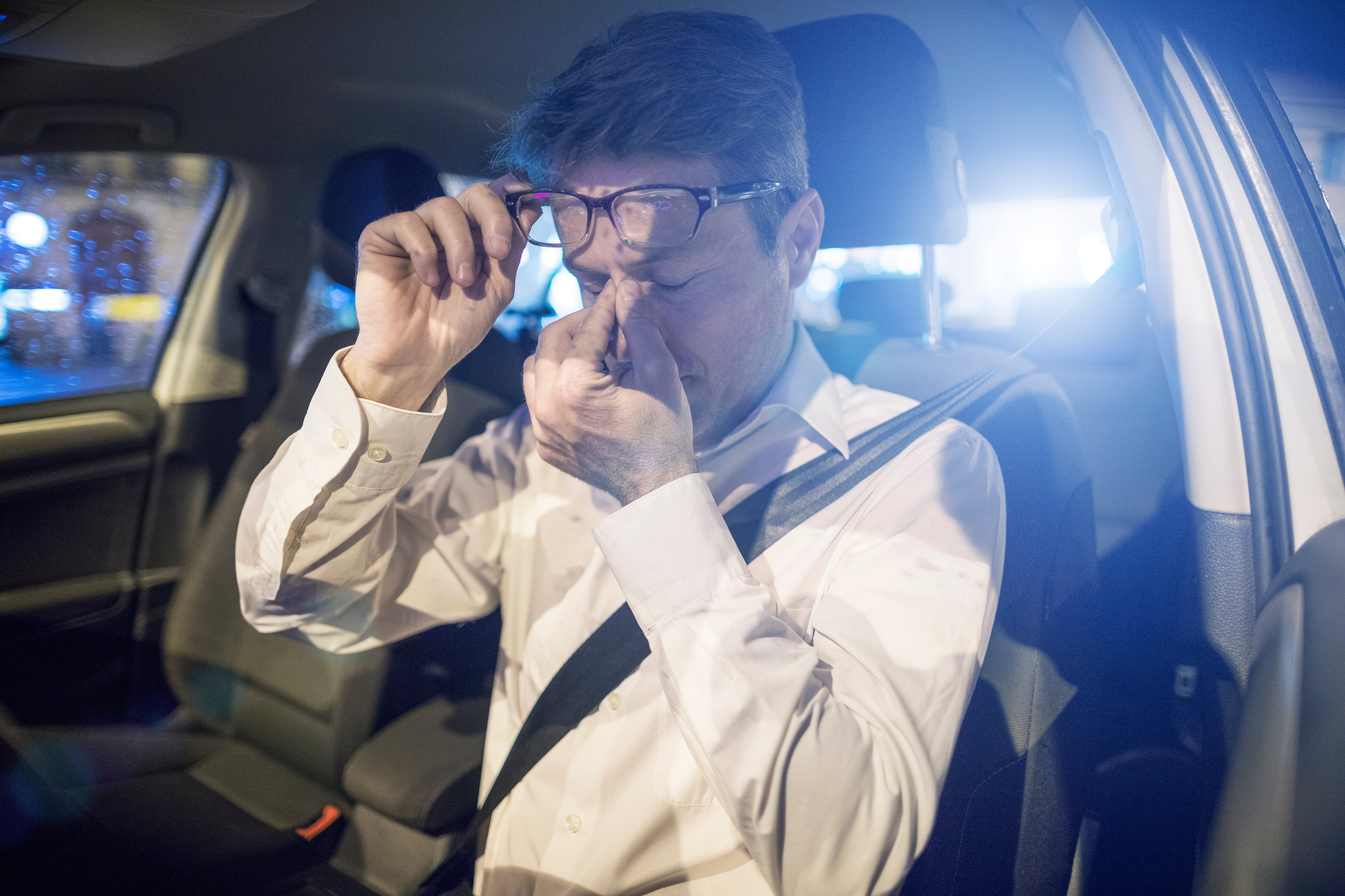 La costosa multa que le cobrarán por manejar su carro sin gafas o lentes de contacto