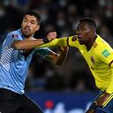 Luis Suárez disputando un balón con Carlos Cuesta, jugador de la Selección Colombia.