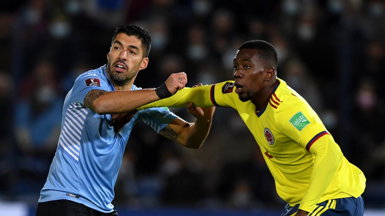 Luis Suárez disputando un balón con Carlos Cuesta, jugador de la Selección Colombia.