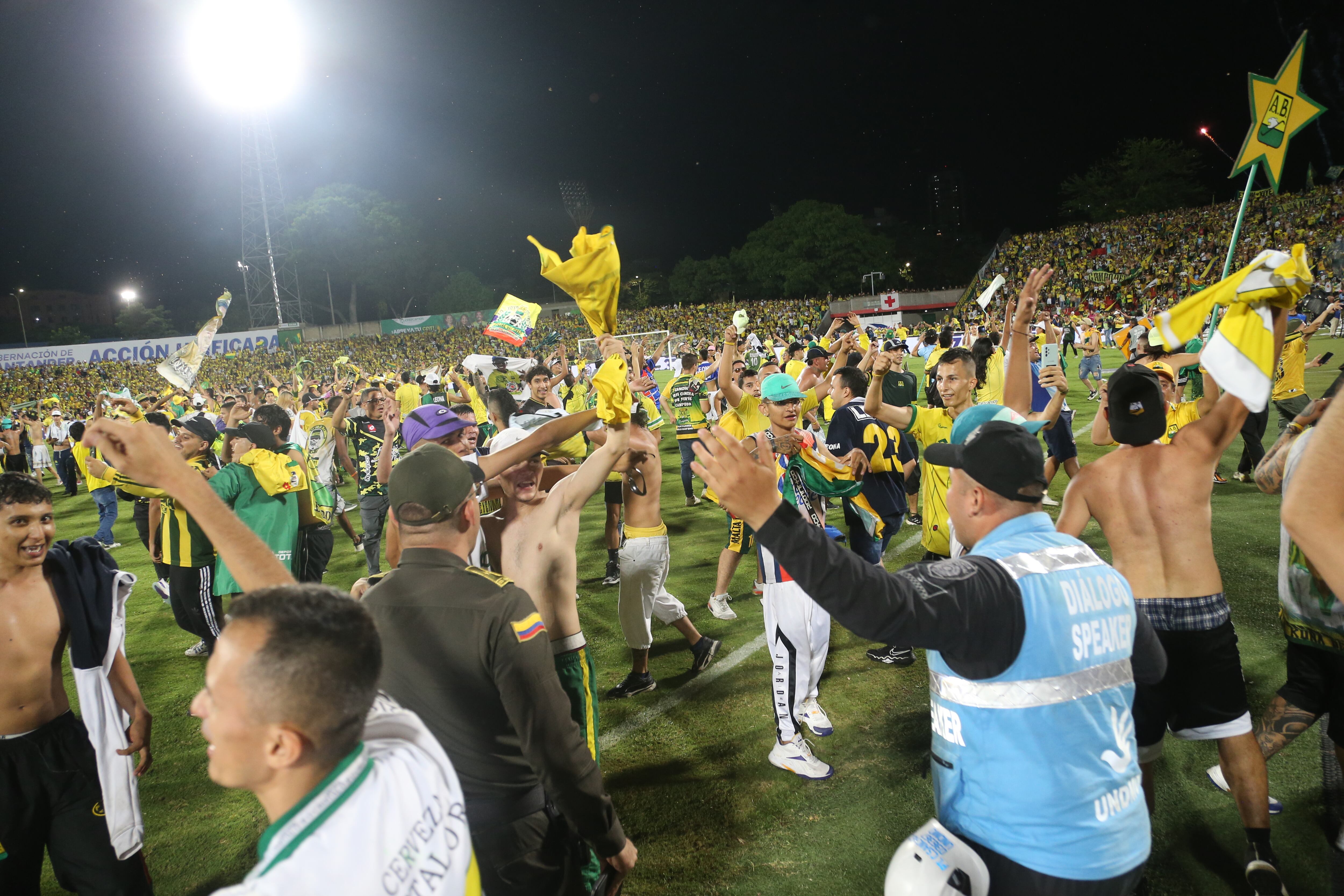 Los hinchas invadieron el campo de juego después del pitazo final.