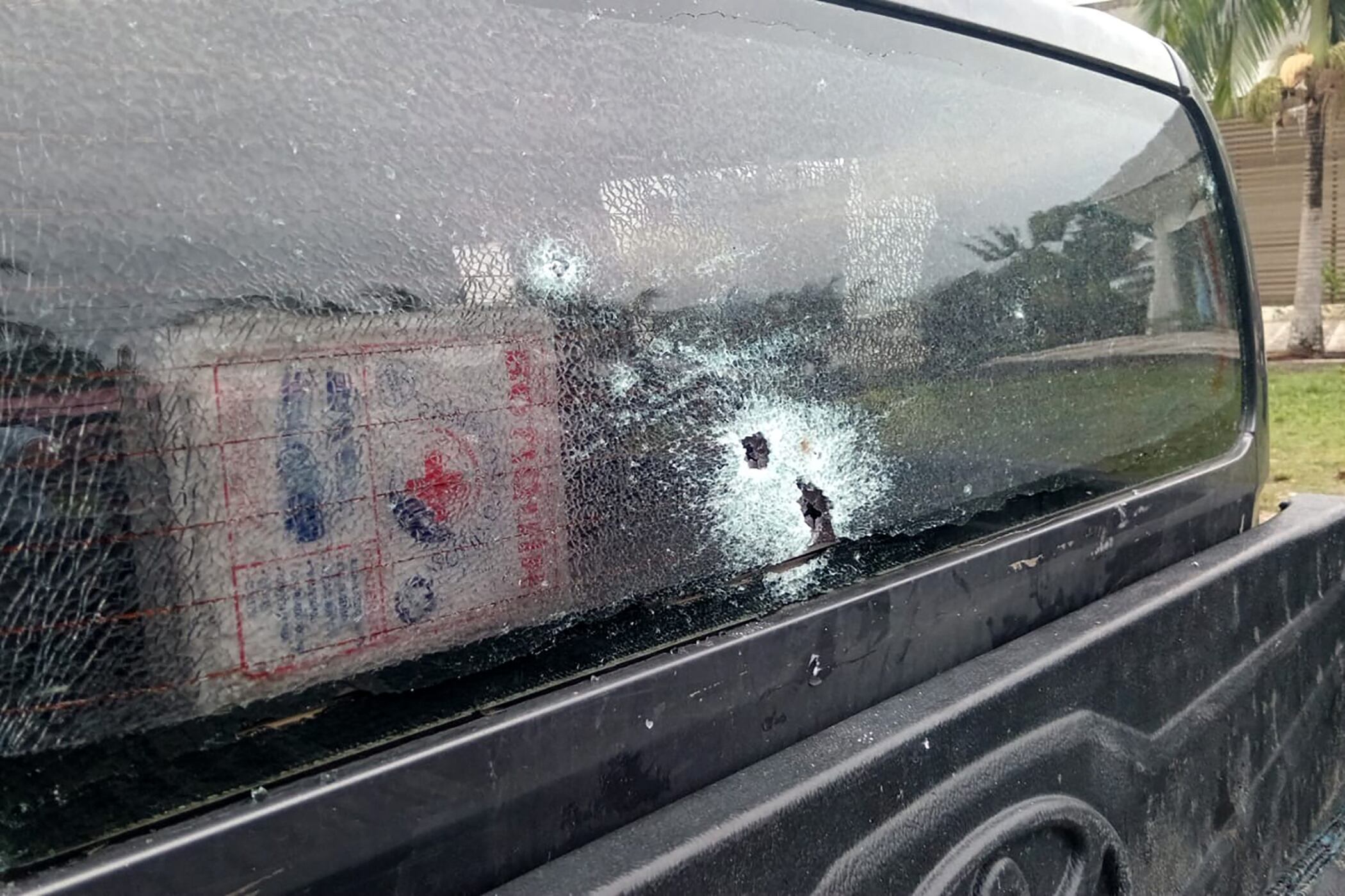 El expresidente boliviano Evo Morales dijo que hombres armados dispararon una lluvia de balas contra su automóvil el domingo mientras se dirigía a una entrevista de radio en la ciudad central de Cochabamba, hiriendo a su conductor.