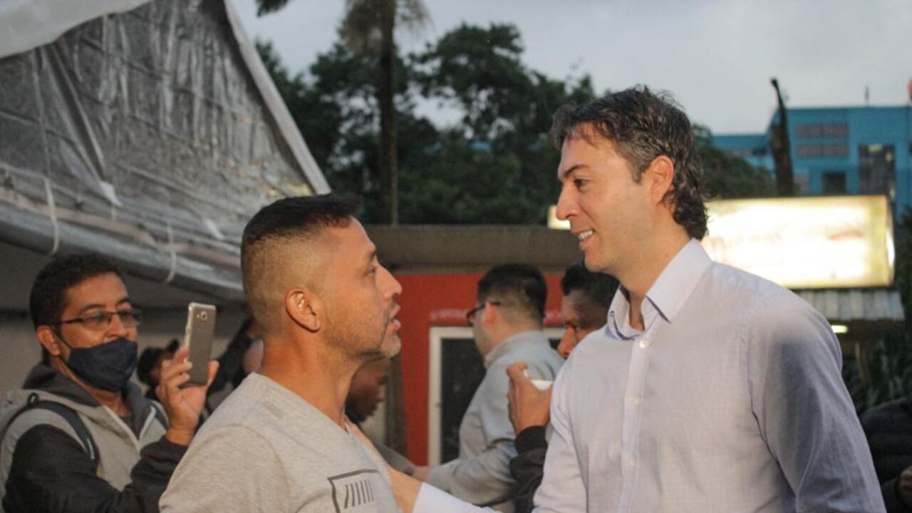 El alcalde Daniel Quintero entrega volantes en el barrio El Poblado de Medellín.