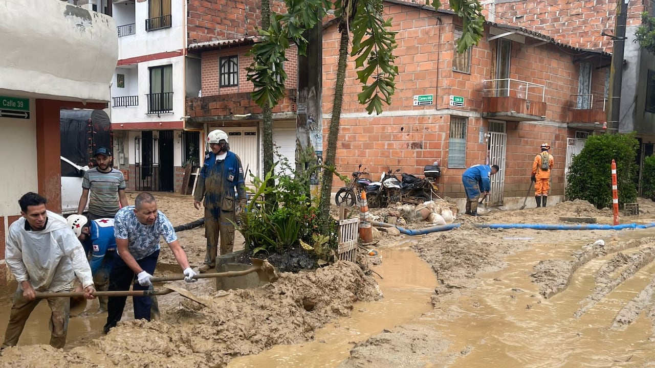 Cerca de 100 familias damnificadas por inundaciones provocadas por daño en la tubería en Itagui, Antioquia.