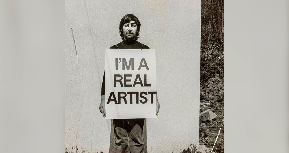 En la obra Study, 'I am a Real Artist' (1969-72), de Keith Arnatt, se antepone la idea básica del artista como celebrante de la liturgia y se plantea la tensión profunda que se produce entre el acto creativo, la responsabilidad social y la percepción pública de su quehacer.