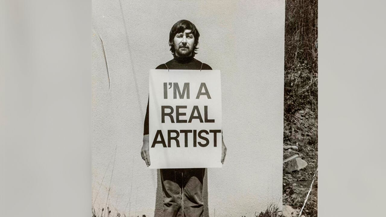 En la obra Study, 'I am a Real Artist' (1969-72), de Keith Arnatt, se antepone la idea básica del artista como celebrante de la liturgia y se plantea la tensión profunda que se produce entre el acto creativo, la responsabilidad social y la percepción pública de su quehacer.