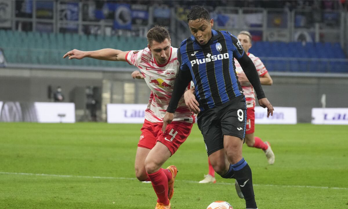 Leipzig's Willi Orban, left, and Atalanta's Luis Muriel fight for the ball during an Europa League quarterfinal soccer match between RB Leipzig and Atalanta, in Leipzig, Germany, Thursday, April 7, 2022. (AP/Michael Sohn)