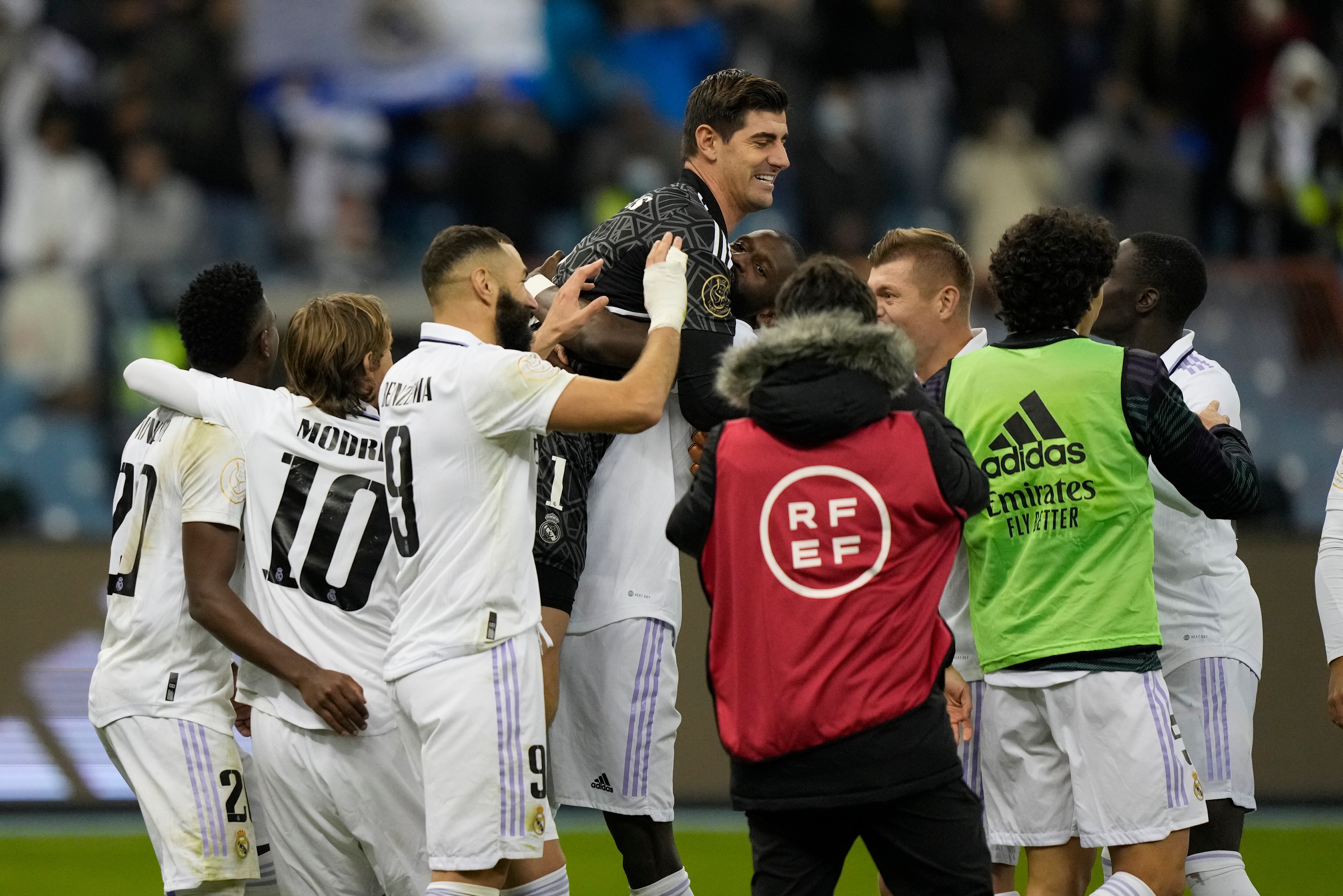 Jugadores del Real Madrid celebran después de imponerse en tanda de penaltis en la semifinal de la Supercopa de España entre Real Madrid y Valencia, en Riad, Arabia Saudita, el miércoles 11 de enero de 2023. (AP Foto/Hussein Malla)