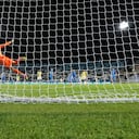 El portero Adam Hrdina, de Eslovaquia, no logra impedir el segundo gol de Ecuador en un partido del Grupo B de la Copa Mundial Sub 20 de la FIFA en el estadio San Juan, en San Juan, Argentina, el martes 23 de mayo de 2023. (AP Foto/Natacha Pisarenko)