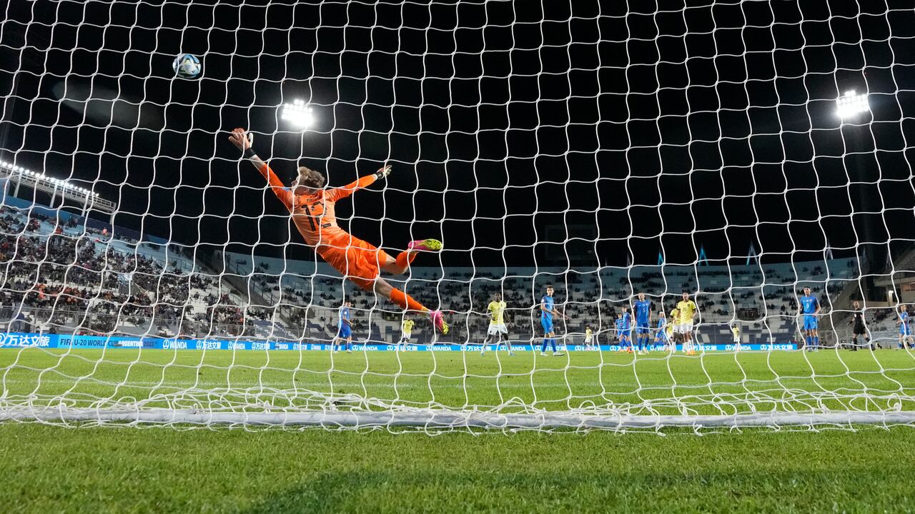 El portero Adam Hrdina, de Eslovaquia, no logra impedir el segundo gol de Ecuador en un partido del Grupo B de la Copa Mundial Sub 20 de la FIFA en el estadio San Juan, en San Juan, Argentina, el martes 23 de mayo de 2023. (AP Foto/Natacha Pisarenko)