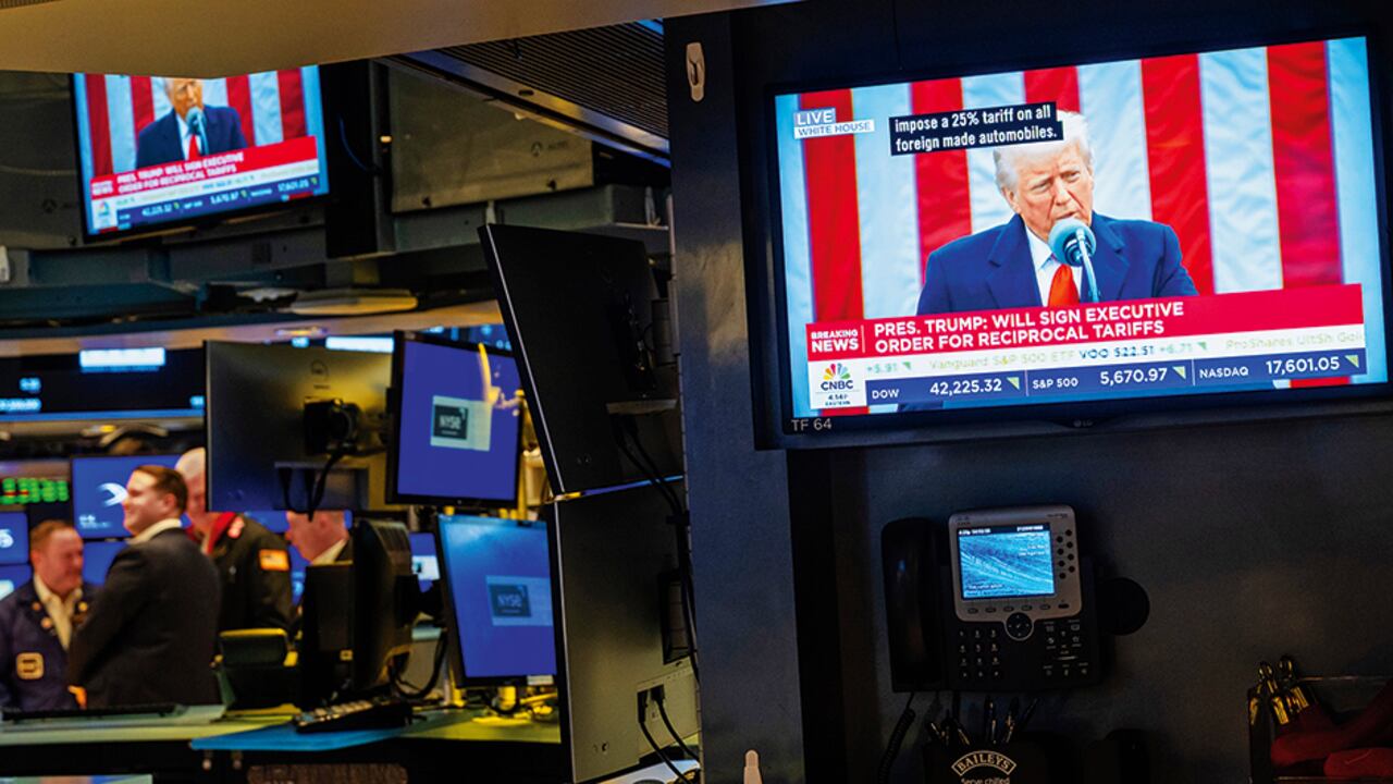 Las bolsas vivieron una jornada de espanto el viernes 4 de abril. El Índice Dow Jones se desvalorizó 5,50 por ciento, el Nasdaq perdió 5,82 por ciento y S&P 500 retrocedió 5,97 por ciento.