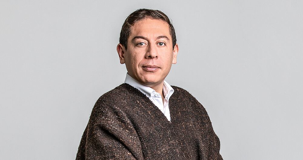 Se define ideológicamente como de centro-izquierda y defensor de la Paz.