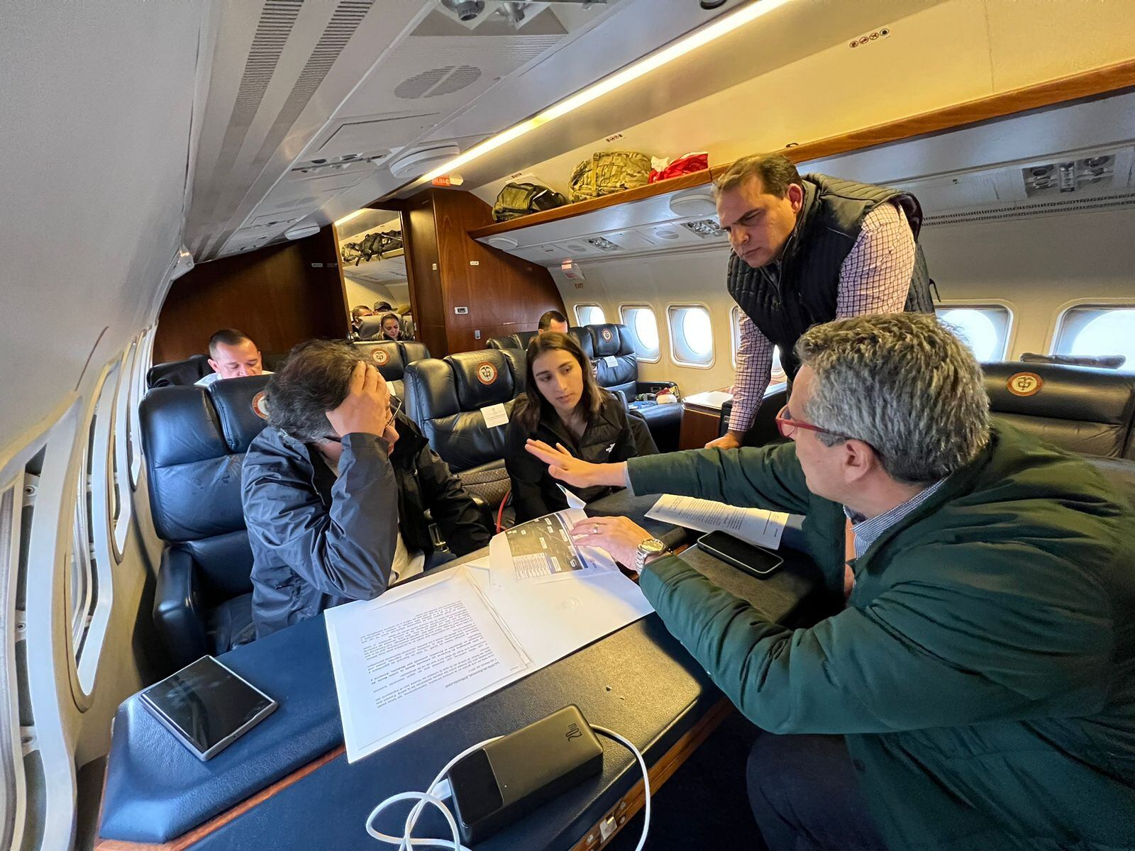 Presidente Gustavo Petro y su comitiva en el avión presidencial