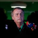 El expresidente brasileño, Jair Bolsonaro, habla con la prensa en el Aeropuerto Internacional Juscelino Kubitschek de Brasilia el 30 de junio de 2023.