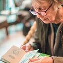 Jutta Hertlein muestra el pasaporte de la República Democrática Alemana de su tía y algunas fotos de su familia, separada por el muro de Berlín.