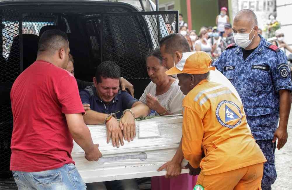 RIcardo Alegría, preso en la carcel de Mocoa, esposado y en medio de guardias de seguridad, le da el último adios a su hija Laura Sofía Alegría García, el lunes 3 de abril de 2017. La niña perdío la vida el pasado 31 de marzo en medio de una avalancha provocada por el desbordamiento de los ríos Mocoa, Mulato y Sangoyaco que mató a por lo menos 262 personas. Foto: Carlos Julio Martínez / Enviado Especial de Semana