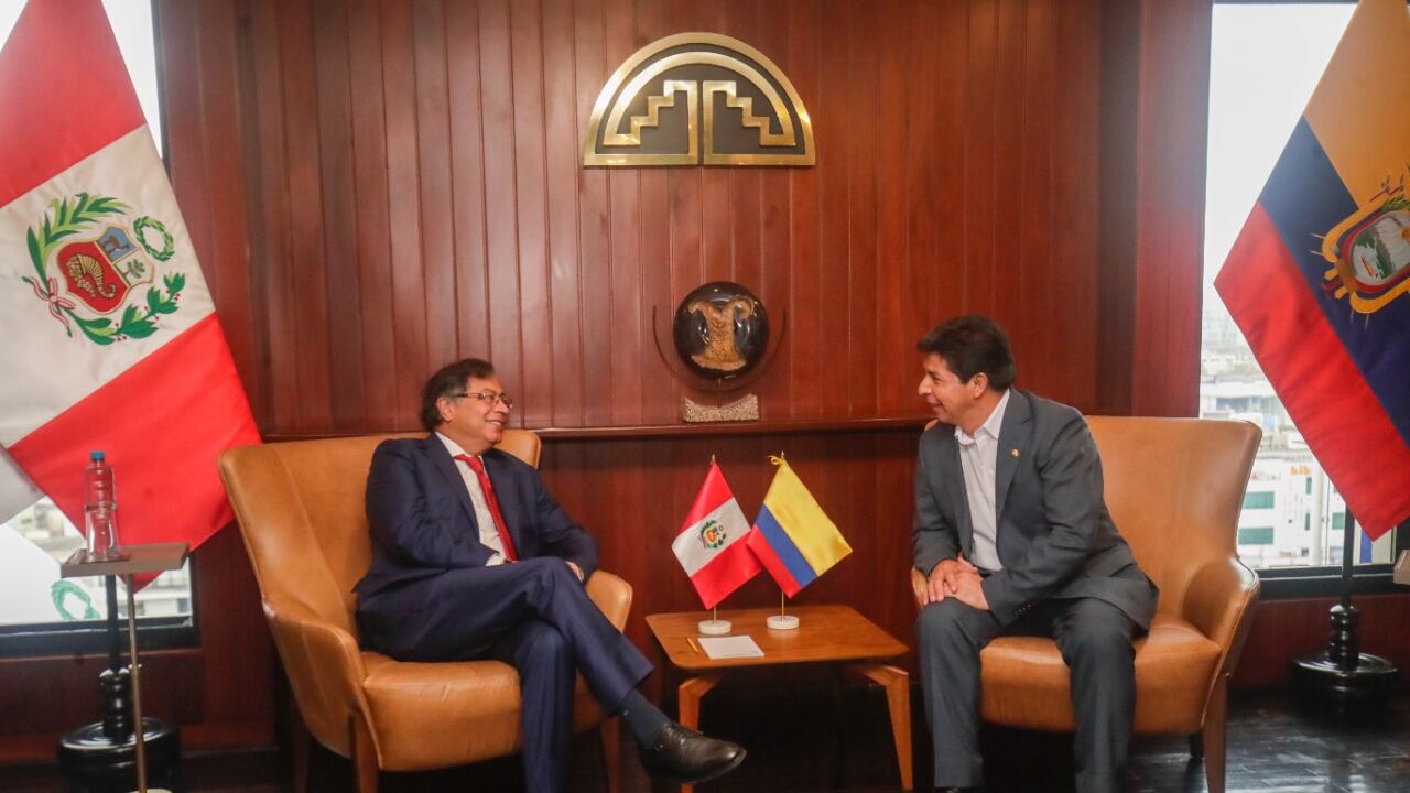 Los presidentes de Colombia y Perú sostienen una reunión en la Casa de Gobierno de Perú que se encuentra ubicada en la plaza Mayor del centro histórico de Lima, en la ribera izquierda del río Rímac.