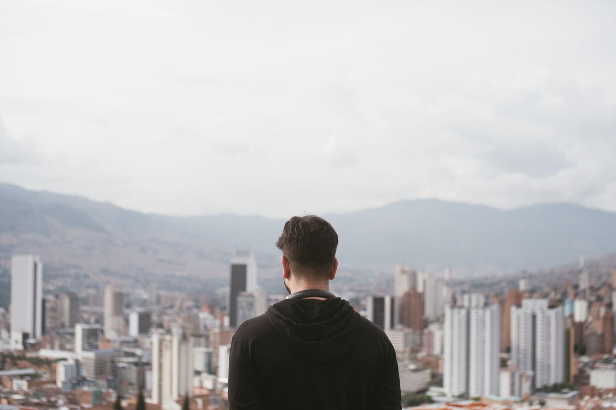 Theo Montoya, director del premiado documental 'Anhell69', preparará su próximo largometraje 'Falso Positivo' en su residencia en Cannes.