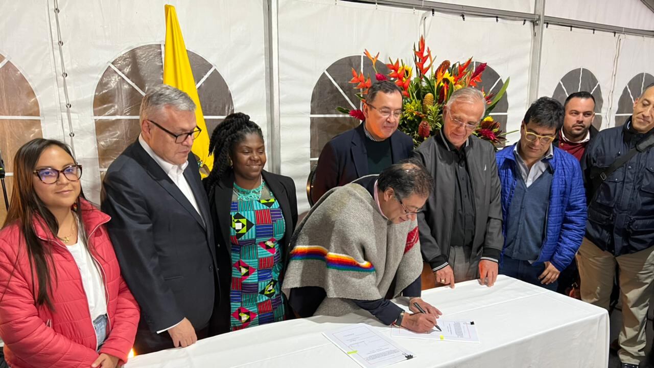 Presidente Gustavo Petro firmó la Ley de 'paz total'.