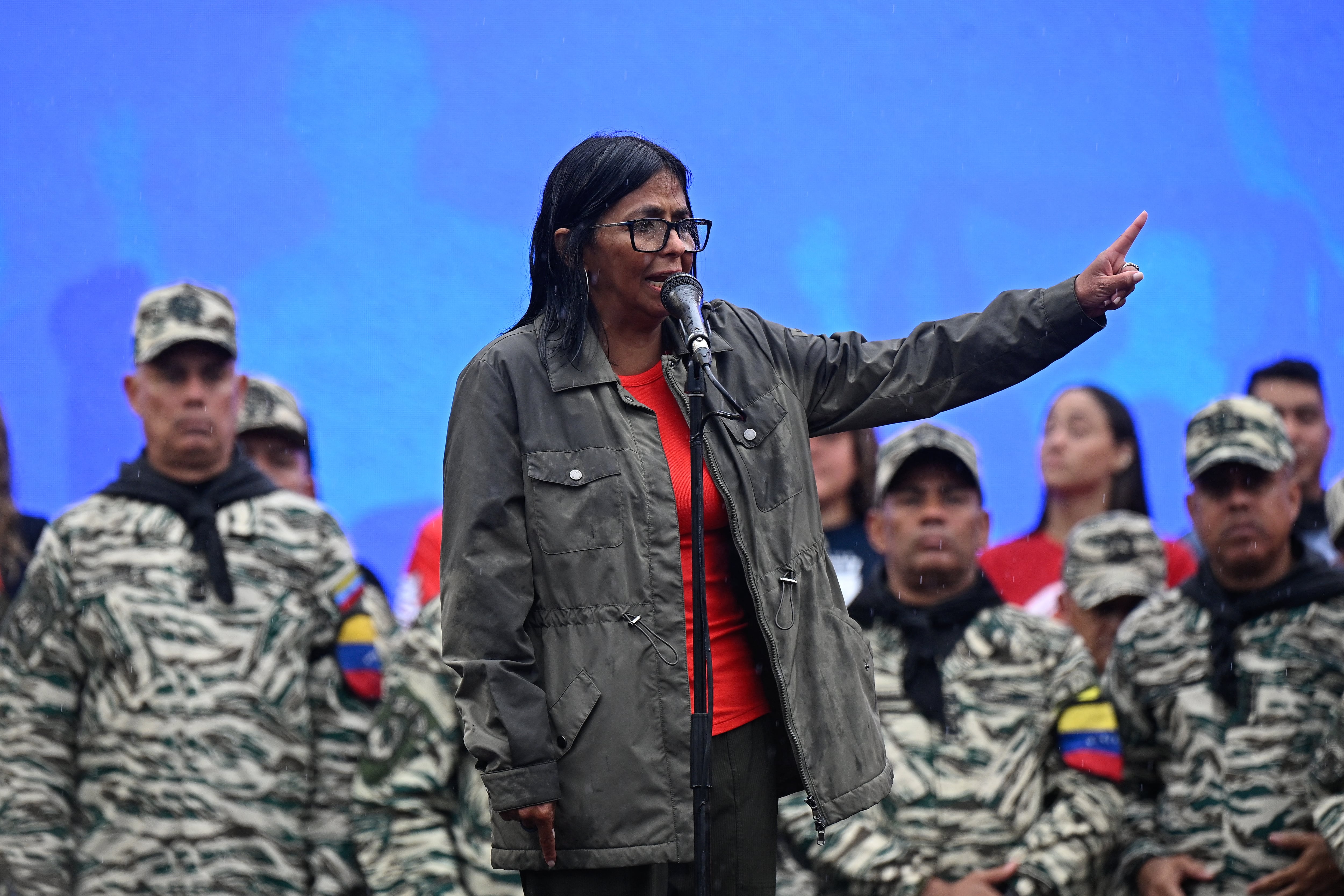 La presidenta interina de Venezuela, Delcy Rodríguez, pronuncia un discurso durante un desfile cívico-militar conmemorativo del 24.º aniversario del regreso al poder del fallecido presidente venezolano Hugo Chávez (1999-2013) tras el fallido golpe de Estado de 2002, en Caracas, el 13 de abril de 2026.