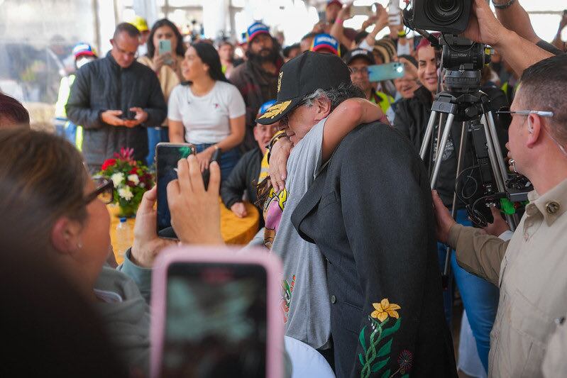 El presidente Gustavo Petro junto a los habitantes de calle.
