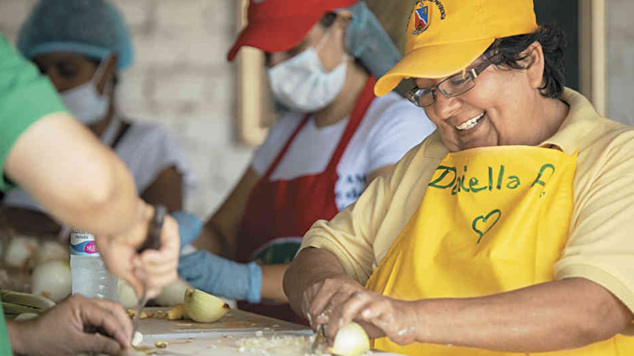 Voluntarios como Daniela, preparan café o avena en las mañanas y al medio día ofrecen almuerzos completos a los migrantes.
