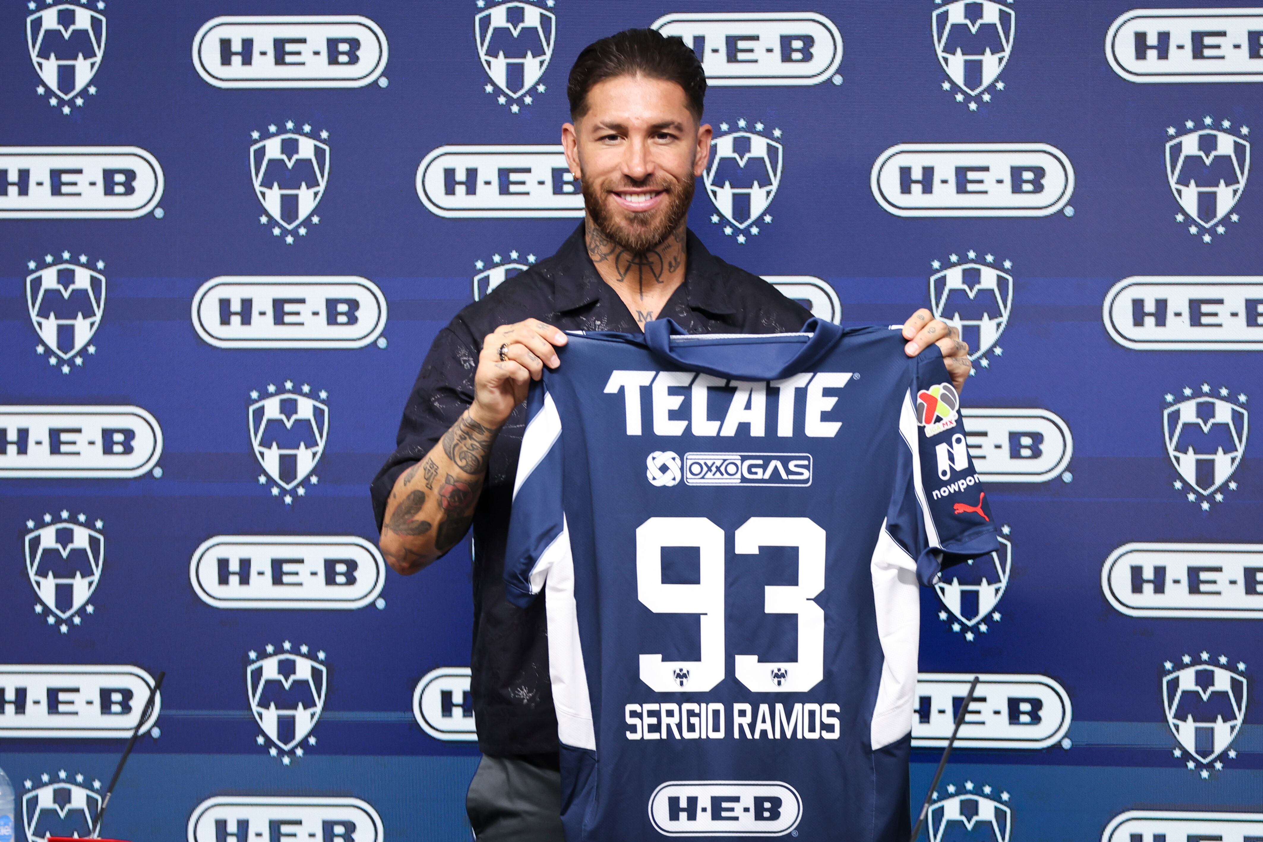 El zaguero español Sergio Ramos da una conferencia de prensa con el Monterrey, su nuevo equipo, en Monterrey, México, el domingo 9 de febrero de 2025. (AP Foto/Jorge Mendoza)
