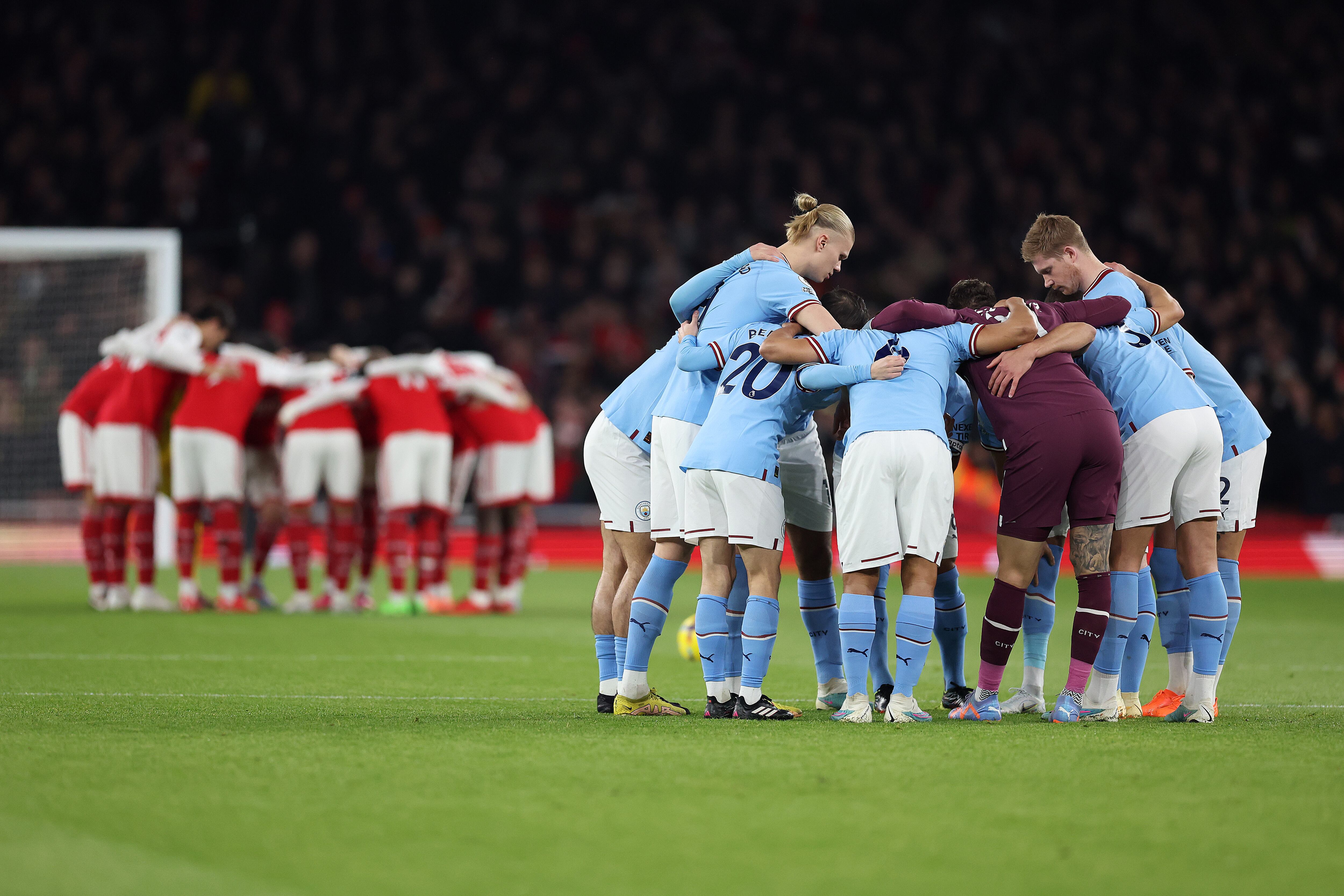 LONDON, ENGLAND - FEBRUARY 15: Arsenal and Manchester City teams huddle before the Premier League match between Arsenal FC and Manchester City at Emirates Stadium on February 15, 2023 in London, England. (Photo by Julian Finney/Getty Images)