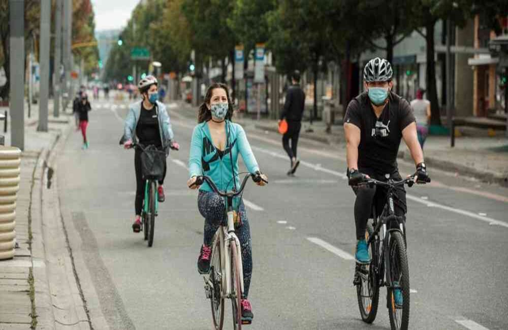 Con el tapabocas puesto, decenas de cuidadanos se ejercitaron en el regreso de la ciclovía. Foto Karen Salamanca SEMANA.