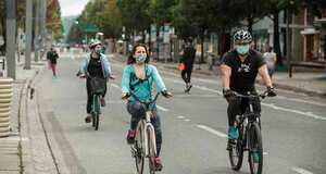 Con el tapabocas puesto, decenas de cuidadanos se ejercitaron en el regreso de la ciclovía. Foto Karen Salamanca SEMANA.