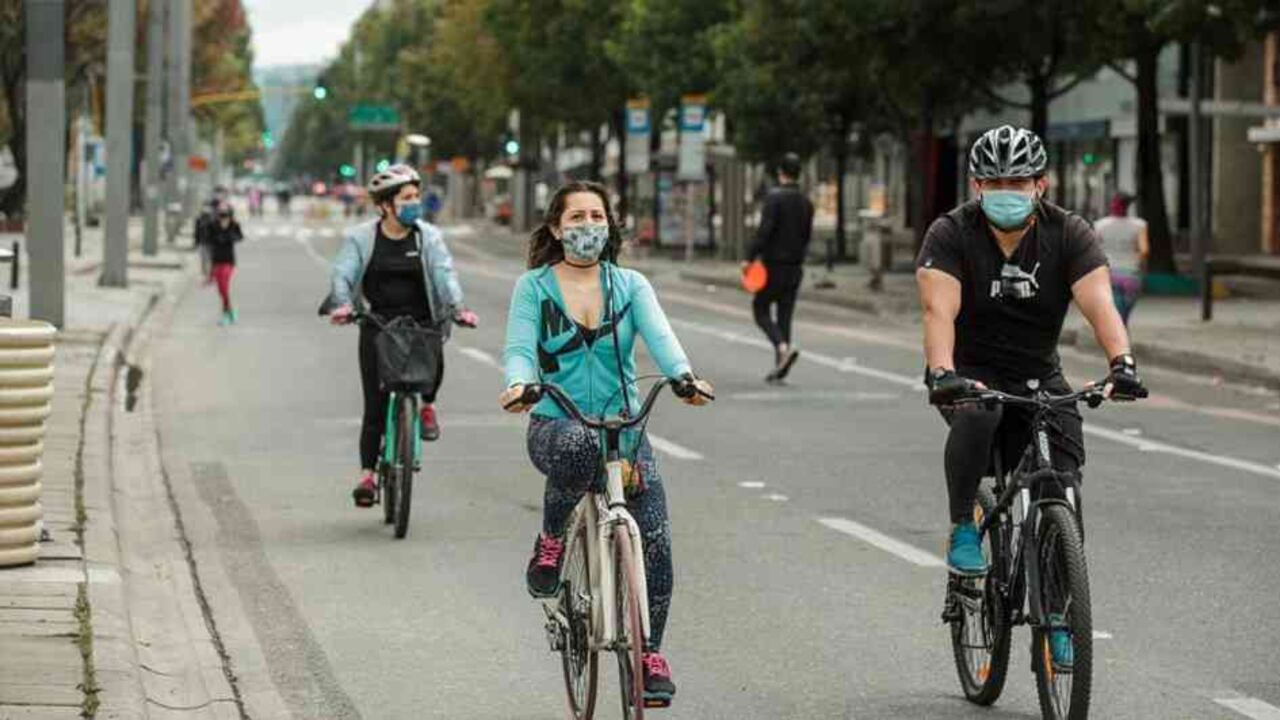 Con el tapabocas puesto, decenas de cuidadanos se ejercitaron en el regreso de la ciclovía. Foto Karen Salamanca SEMANA.