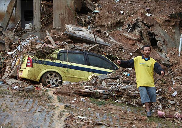 Como consecuencia de las intensas lluvias de los últimos días, se derrumbó el morro Dos Prazeres, en el barrio Santa Teresa, de Río de Janeiro,. Causó daños en viviendas y vehículos. 