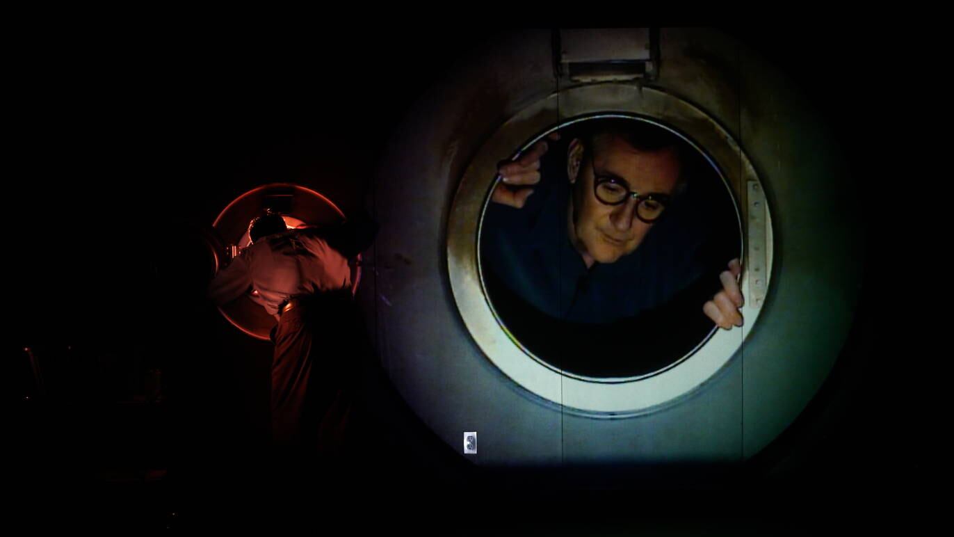 Imagen de la obra "The Far Side of the Moon" del dramaturgo canadiense Robert Lepage. Crédito: David Leclerc. Cortesía del Teatro Julio Mario Santo Domingo