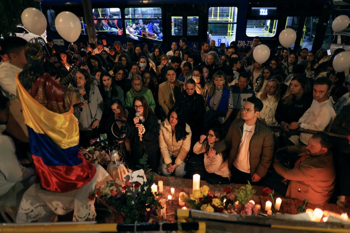 Personas presentes en las afueras de la Fundación Santa Fe de Bogotá, el 12 de junio de 2025, orando por la salud del senador Miguel Uribe Turbay, fallecido el 11 de agosto de 2025