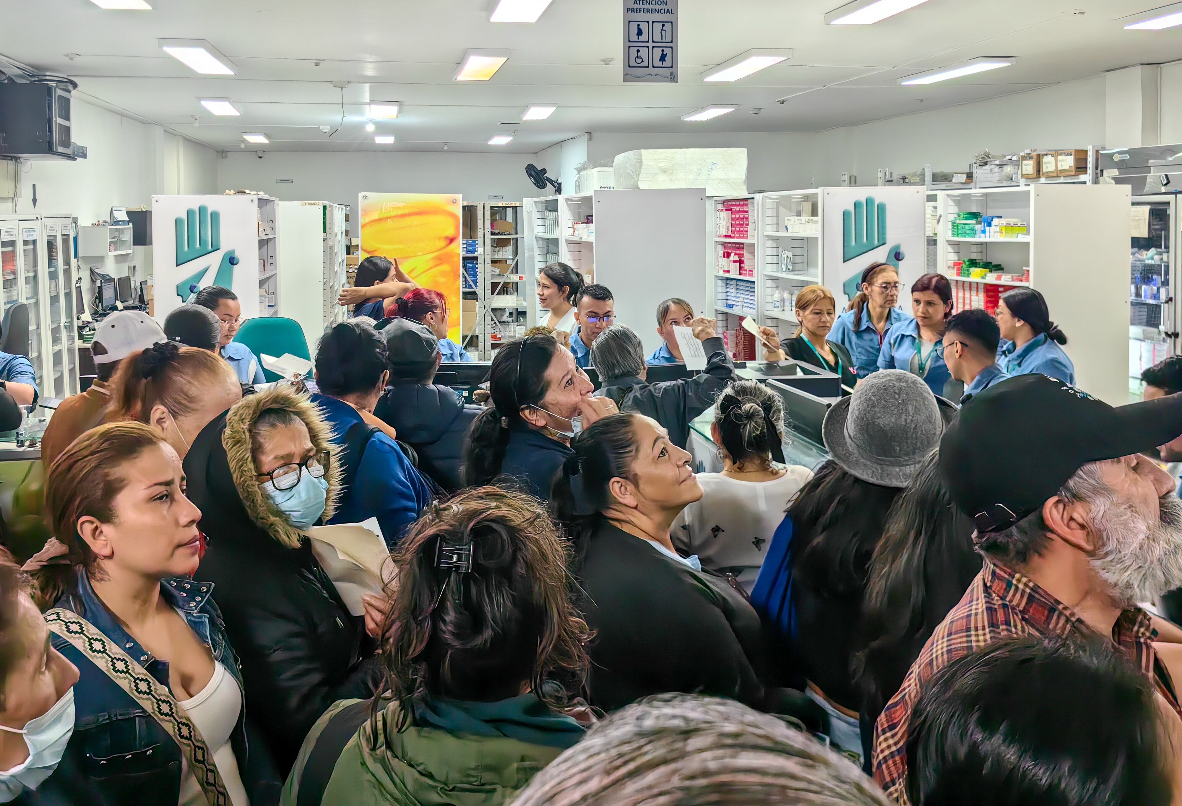 Pacientes hacen largas filas en el Audifarma de Restrepo, Bogotá, ante la escasez y demoras en la entrega de medicamentos esenciales.