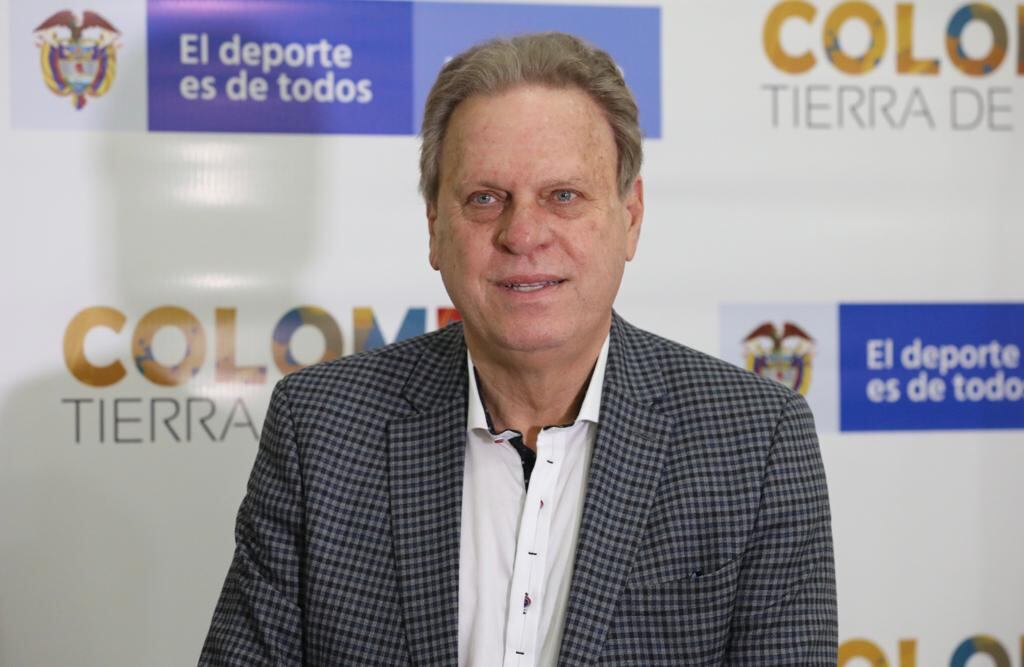 Ramón Jesurún Franco presidente de la Federación Colombiana de Fútbol .
Gobierno anuncia 3000 millones de pesos para apoyar el fútbol profesional femenino.
Ministro del Deporte Guillermo Herrera Castaño
Bogotá nov 3 del 2021