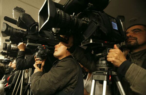 Fuertes rumores indicaban que el juez no permitiría la presencia de cámaras de televisión durante la audiencia. Sin embargo, los medios pudieron hacer presencia sin ningún problema en el lugar.