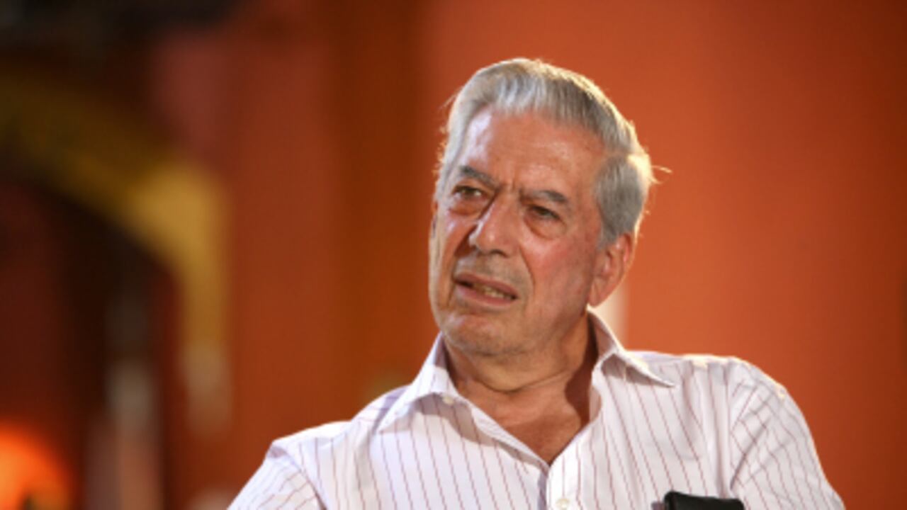 Mario Vargas Llosa, de 74 años, Premio Nobel de Literaura 2010.