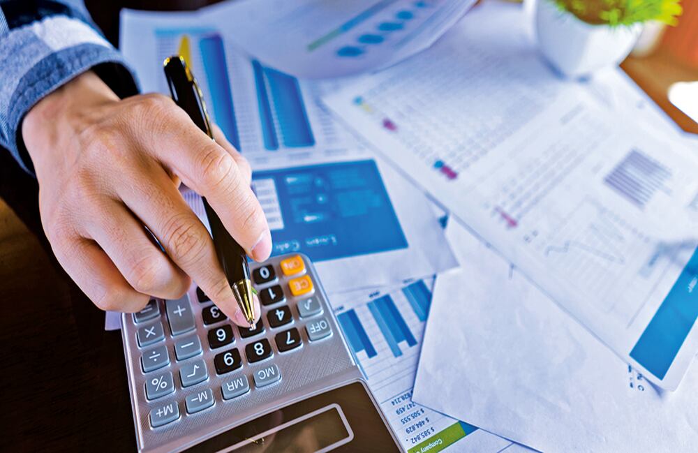  Estimaciones de Credicorp Capital indican que el precio del dólar debería estar en 4.200 pesos, pero está más alto por la incertidumbre fiscal.