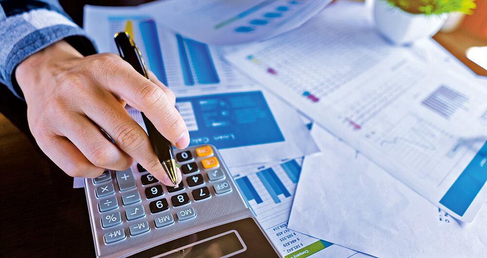  Estimaciones de Credicorp Capital indican que el precio del dólar debería estar en 4.200 pesos, pero está más alto por la incertidumbre fiscal.