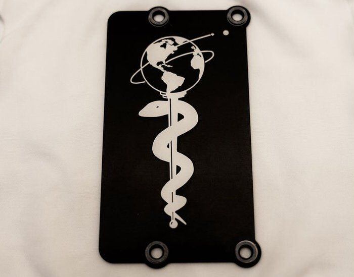 El robot también rinde homenaje a los trabajadores de la salud que han estado luchando contra la pandemia del coronavirus.