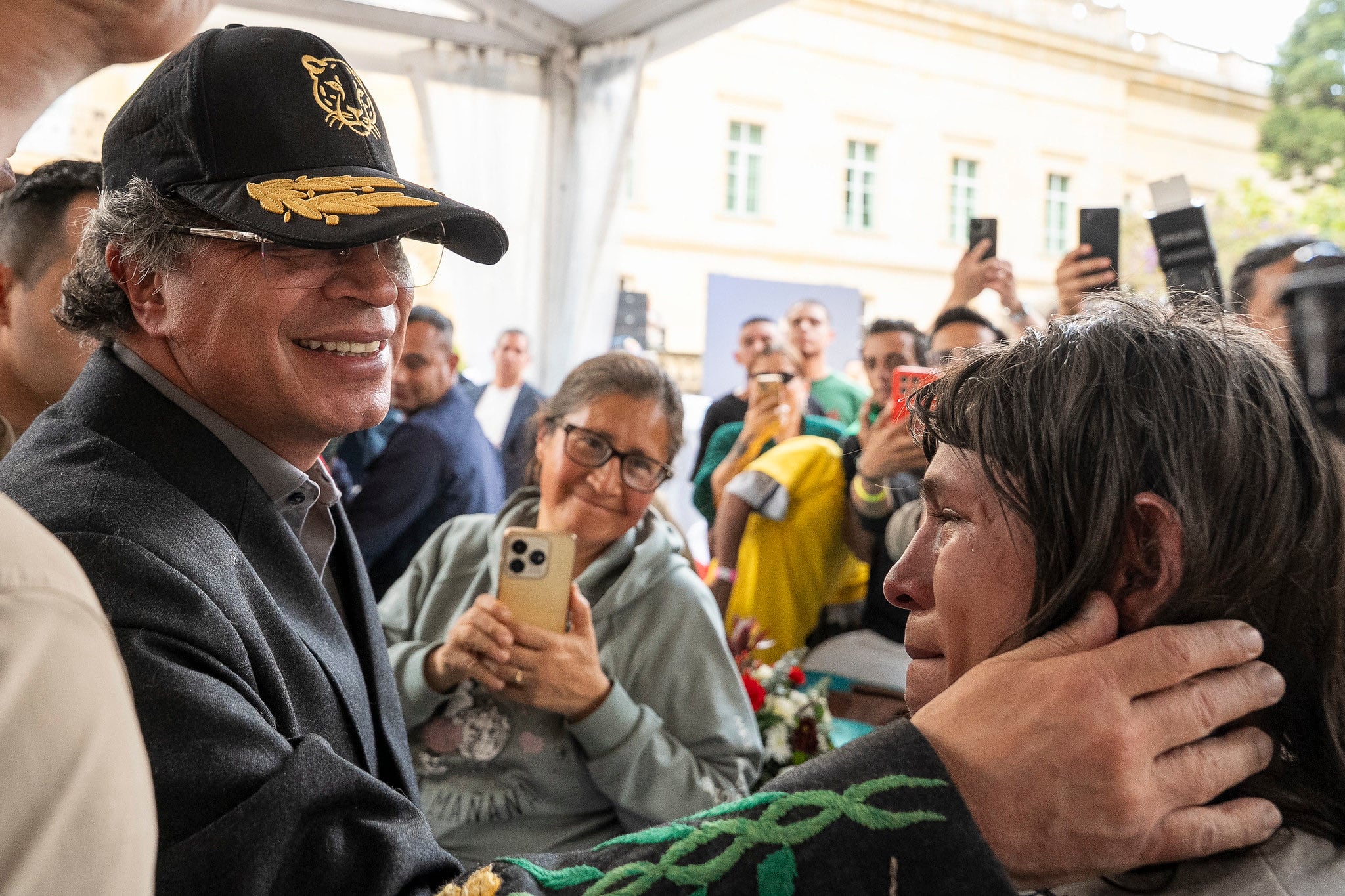 El presidente Gustavo Petro junto a los habitantes de calle.