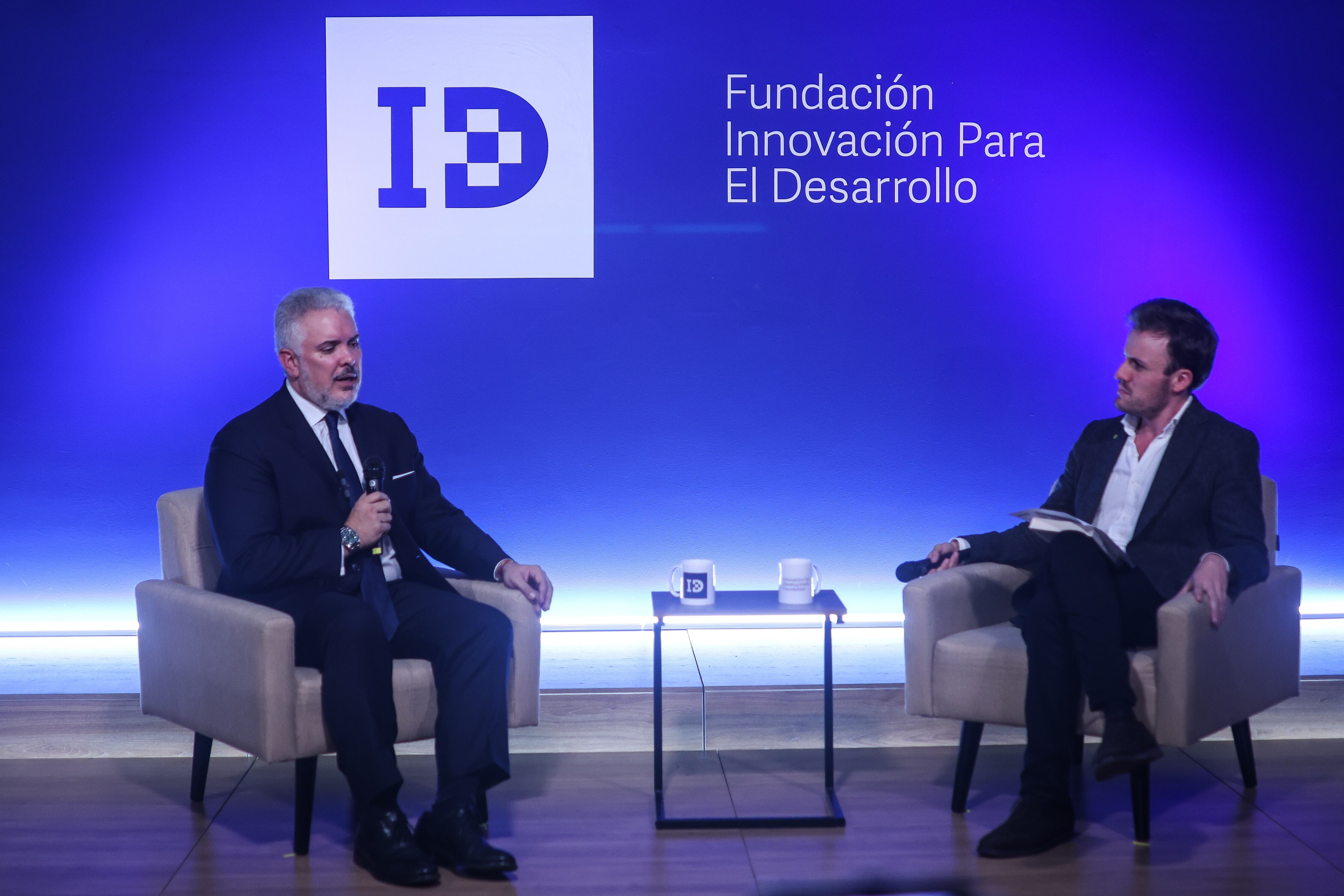 Bogotá. Julio 02 de 2025. El expresidente de Colombia , Iván Duque, presentó su más reciente libro,  Fuerza y verdad: conversaciones en Oxford sobre el futuro del humanismo, en un conversatorio que se realizó en la Fundación Innovación para el Desarrollo.