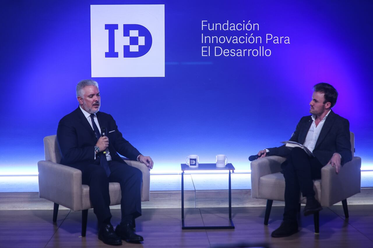 Bogotá. Julio 02 de 2025. El expresidente de Colombia , Iván Duque, presentó su más reciente libro, Fuerza y verdad: conversaciones en Oxford sobre el futuro del humanismo, en un conversatorio que se realizó en la Fundación Innovación para el Desarrollo.