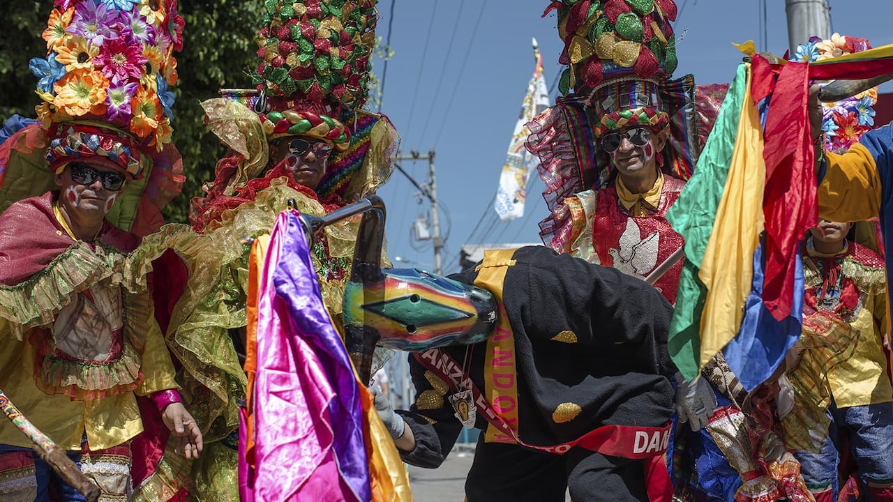 Cada sábado de Carnaval –antes de dirigirse a la vía 40– los integrantes del Torito Ribeño se reúnen en el cementerio Calancala para rendirle tributo a sus antecesores.