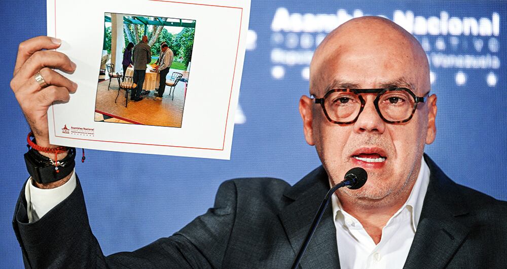 El presidente de la Asamblea Nacional, Jorge Rodríguez, reveló imágenes y audios que muestran la reunión que tuvo con Edmundo González y que, según él, prueba que el líder opositor no fue coaccionado. 