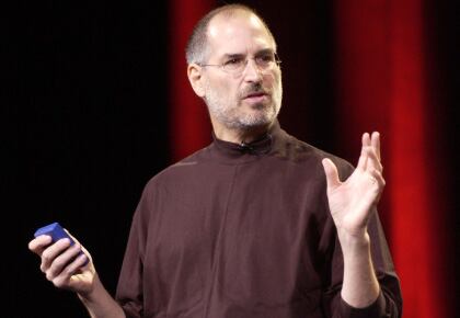 El iPod ofreció mil canciones en el bolsillo y conquistó el mercado, mientras Microsoft quedaba rezagada ante un terreno que no supo anticipar.