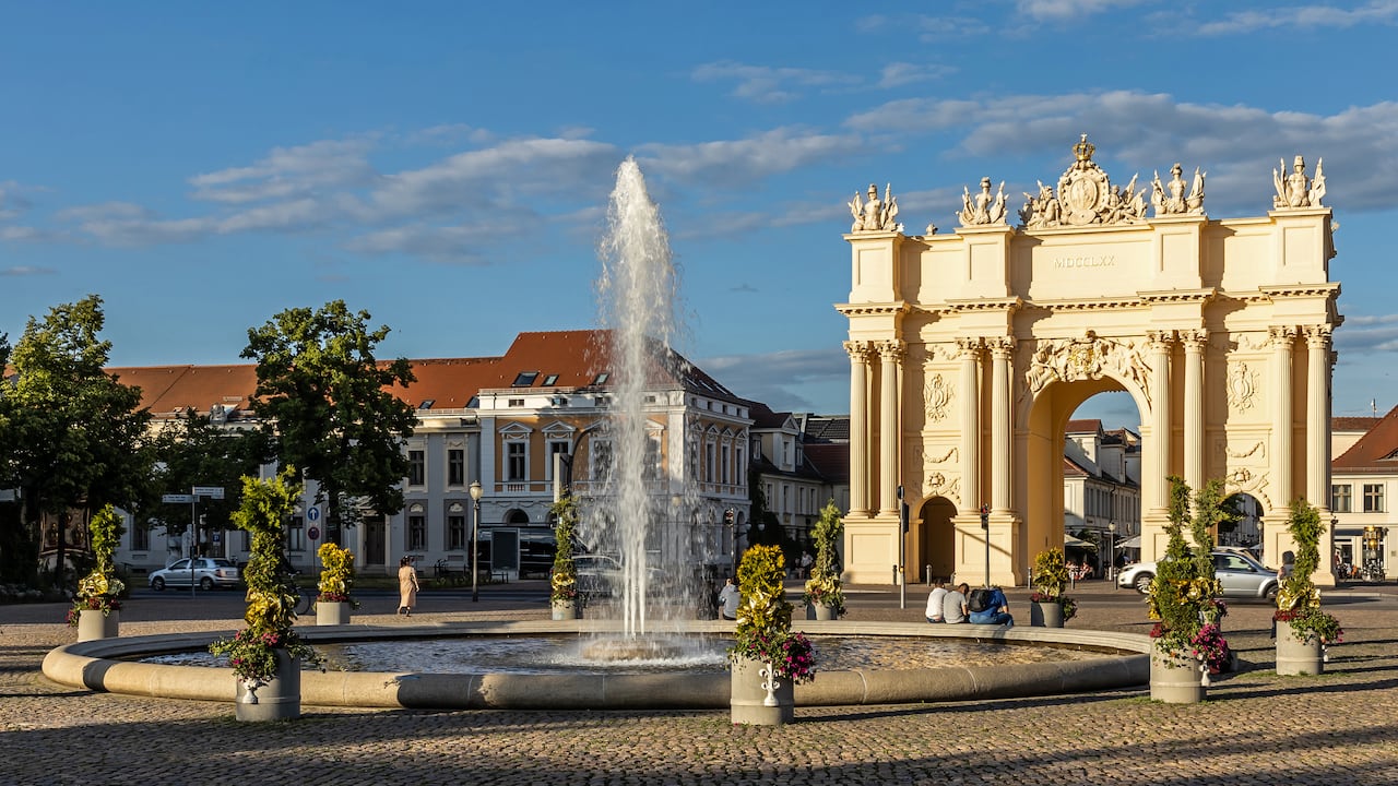La Puerta de Brandeburgo fue construida en 1770/71 por Carl von Gontard y Georg Christian Unger por orden de Federico II. de Prusia.
