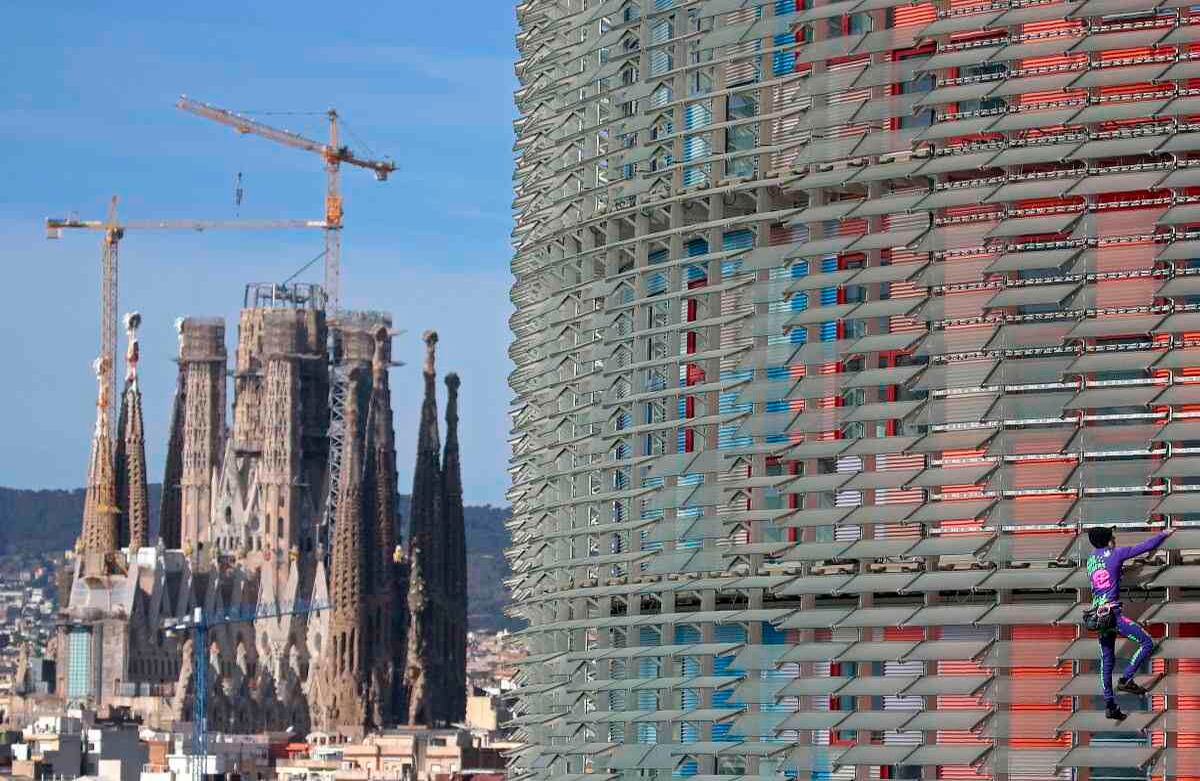 El escalador urbano francés, Alain Robert, a la derecha, conocido como el spiderman francés, escala los 144 metros (472 pies) de la torre Glorias, anteriormente conocida como la Torre Agbar. Las autoridades lo detuvieron brevemente después del truco. Foto: Joan Mateu/ AP