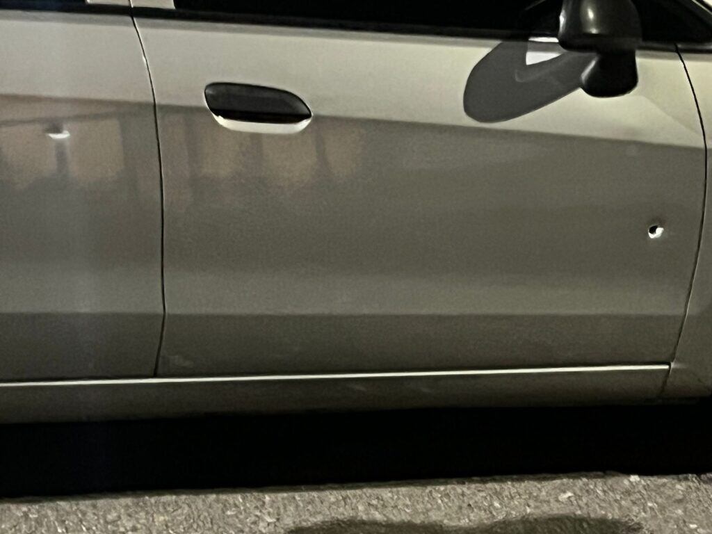 En el vehículo quedaron varios impactos de bala.