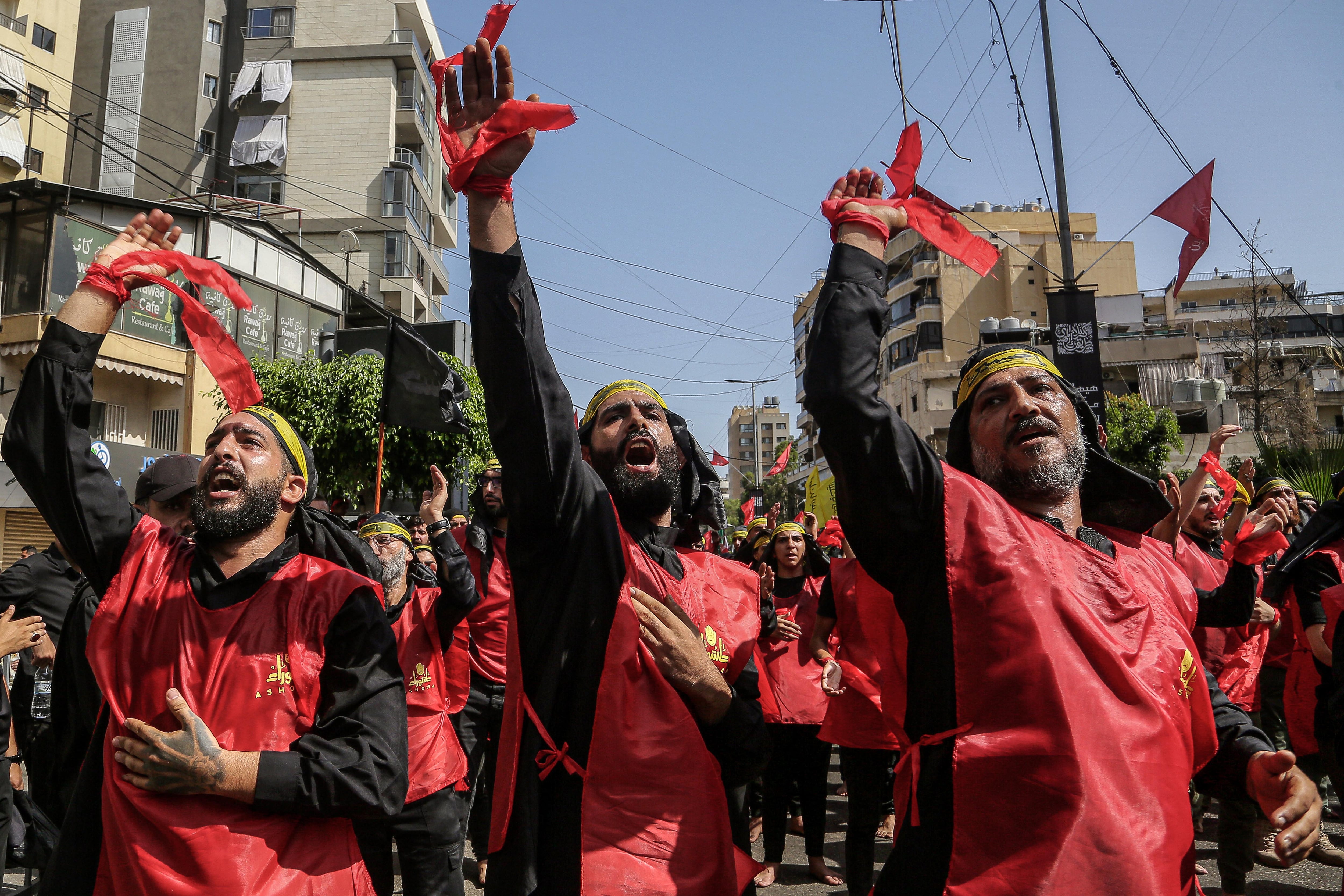 Militantes proiraníes de Hezbolá desfilan durante una manifestación masiva en el suburbio sur de Beirut para conmemorar Ashura, un día en el que los musulmanes chiítas de todo el mundo conmemoran el martirio del nieto del profeta islámico Mahoma, Husayn ibn Ali